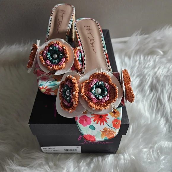 Betsy Johnson Black Box - Picture 3 of 7